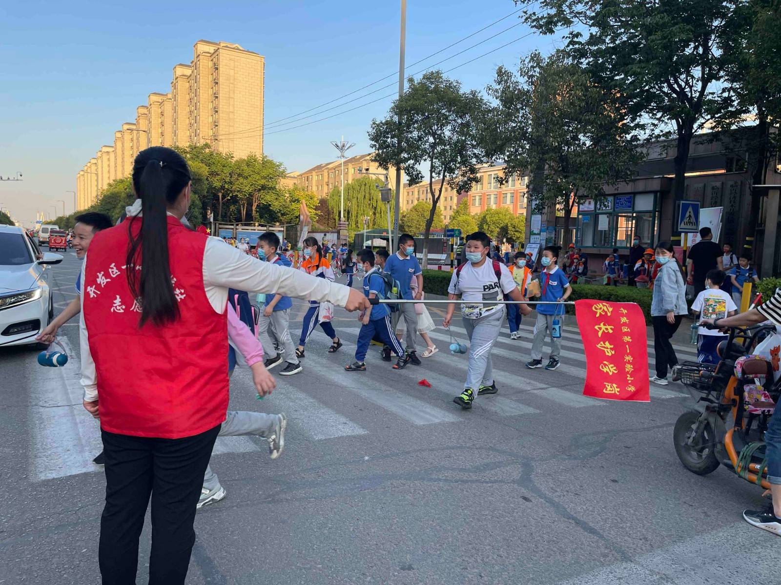 武汉一家长建议取消护学岗：并非专业安保人员 无法应对紧急情况！教育局回应