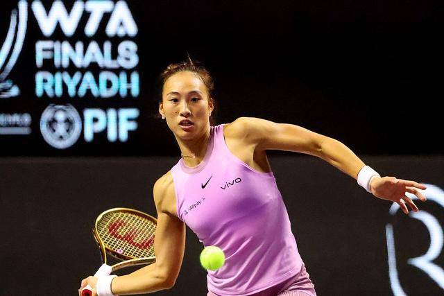 赛中让观众“别喊了”，郑钦文致歉！网友：真性情！别把追星带到球场