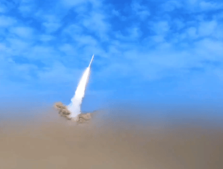 伊朗媒体发布画面：也门胡塞武装成功向以军事基地发射高超音速导弹