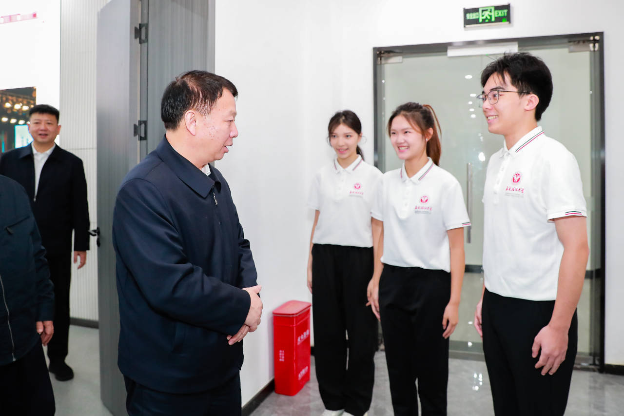 中国法学会党组书记王洪祥到西南政法大学调研