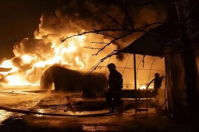 凌晨1点！俄三线大军齐出动，11种导弹袭击，宛如核爆现场