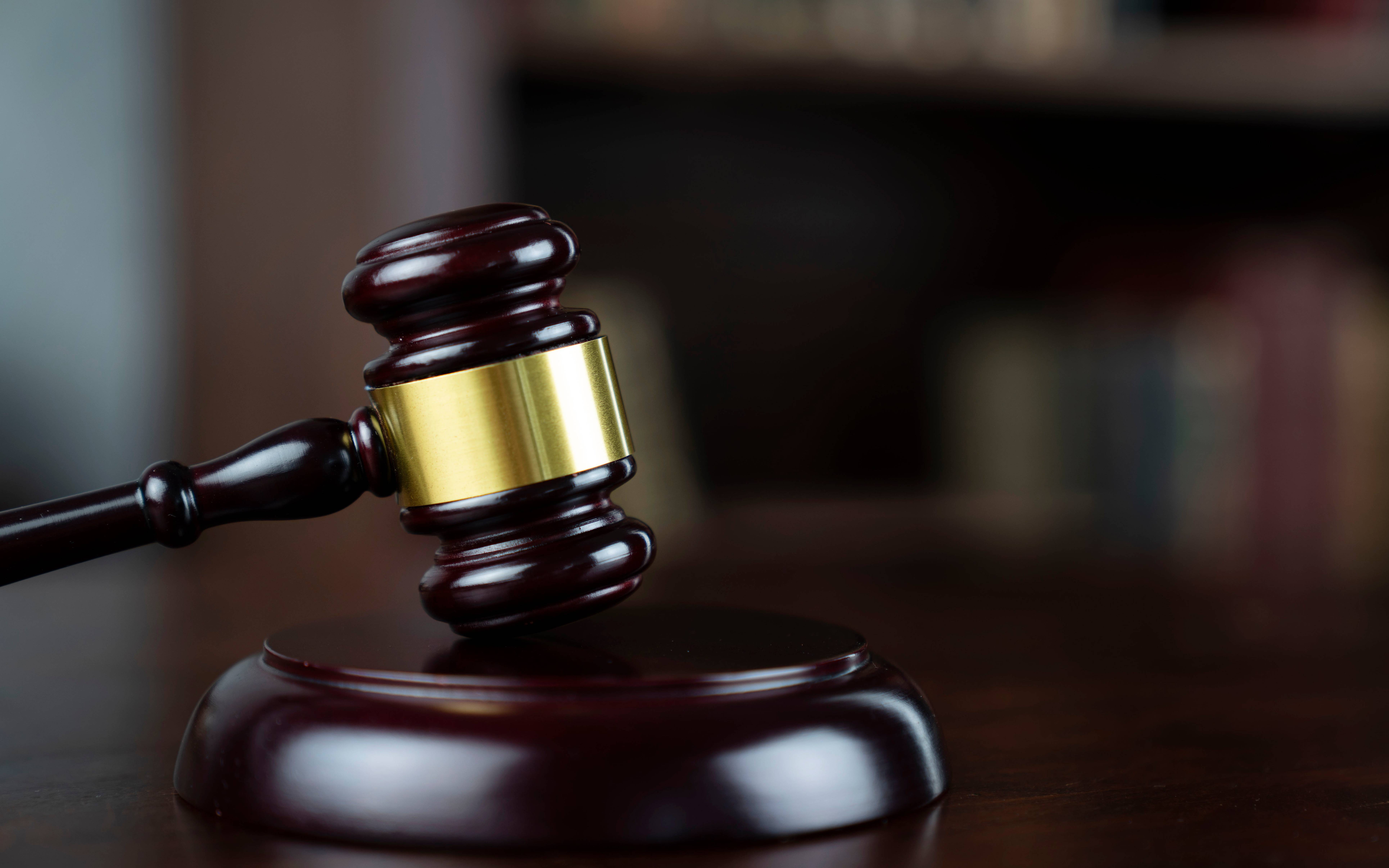 安徽70后职工给已婚女同事发“么么哒”被辞退，公司不服仲裁裁决提起诉讼，法院判了