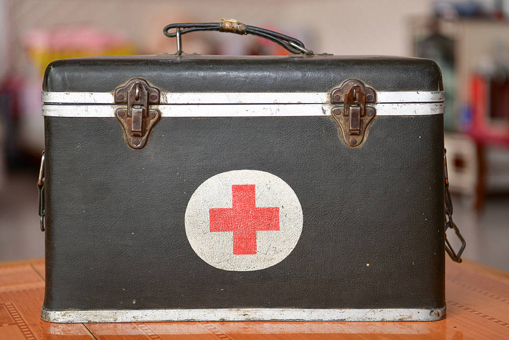 村医开卫生室年入近20万，村民买10块钱药也要讲价