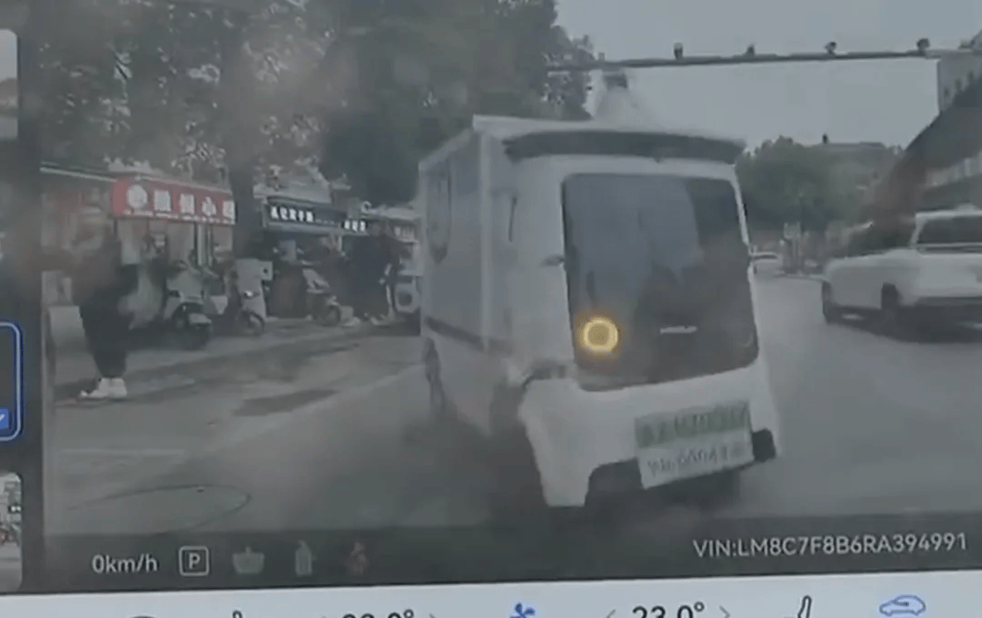 新车被无人快递车撞了个大坑，到底是谁的责任？网友吵翻了……