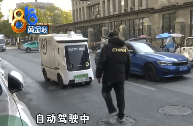 新车被无人快递车撞了个大坑，到底是谁的责任？网友吵翻了……