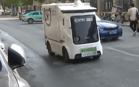 新车被无人快递车撞了个大坑，到底是谁的责任？网友吵翻了……