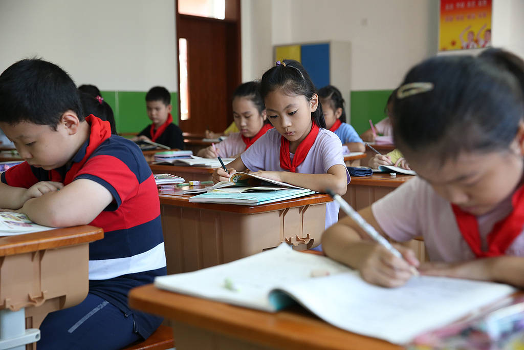 家长质疑布置作业太晚被踢群，可不是“基层矛盾”