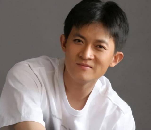 演员杨志刚：娶小师妹张静，每月工资都上交，如今他过得怎么样？