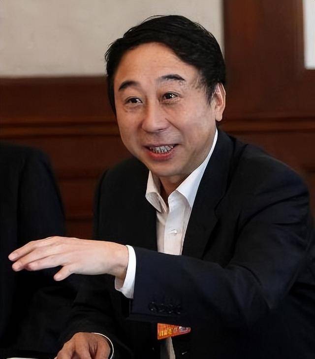 从相声奇才到“阶下囚”，当红时抛下冯巩移居海外后，刘伟怎样了