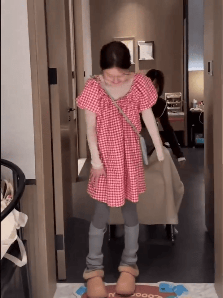 赵露思患病后首次更新视频！走路不稳惹人担忧