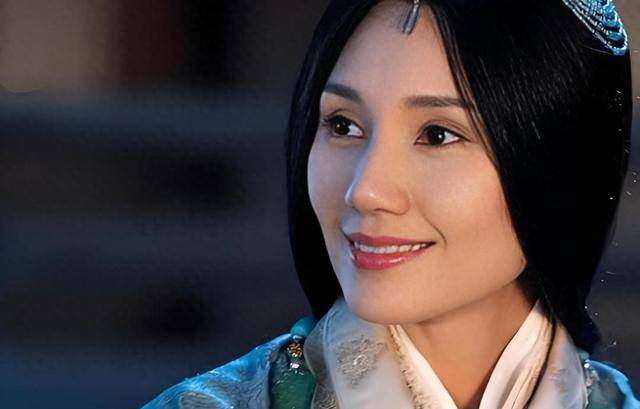 不拍戏就“消失”，47岁的袁泉，已经走上了女演员的另一大道