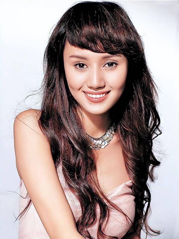 不拍戏就“消失”，47岁的袁泉，已经走上了女演员的另一大道