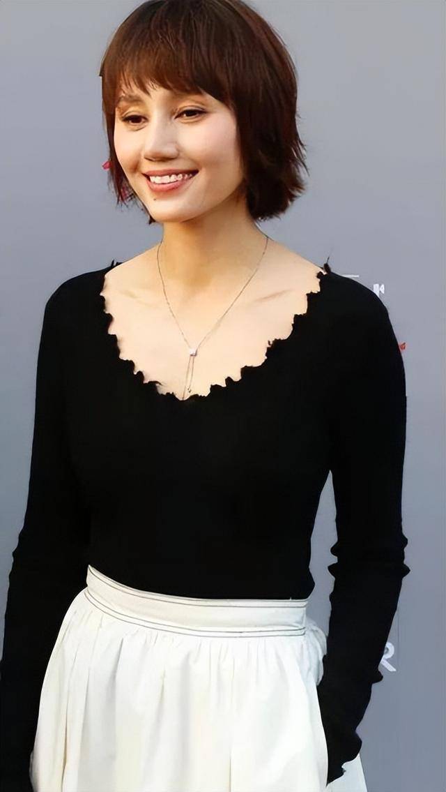 不拍戏就“消失”，47岁的袁泉，已经走上了女演员的另一大道