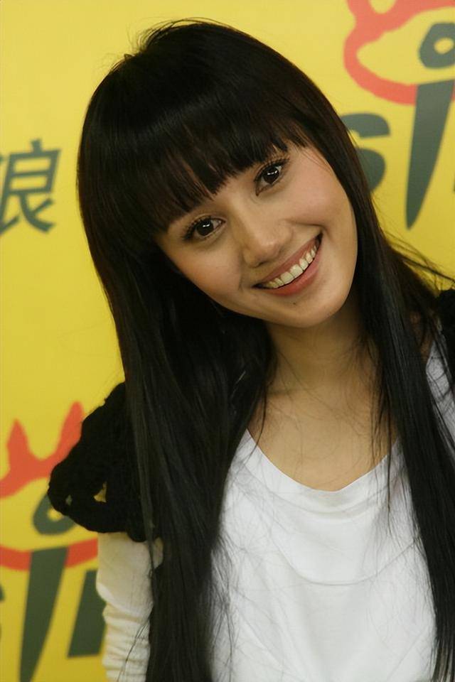 不拍戏就“消失”，47岁的袁泉，已经走上了女演员的另一大道