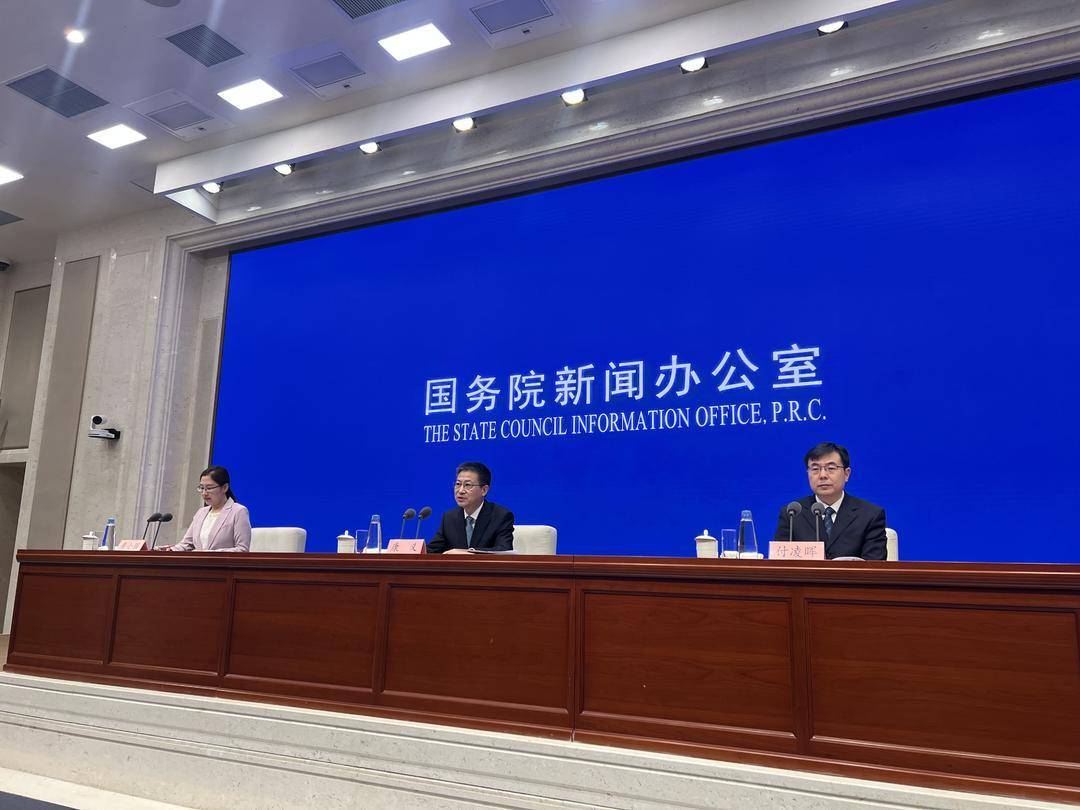 国家统计局发布2024年人口数据 我国60岁以上人口首次突破3亿人