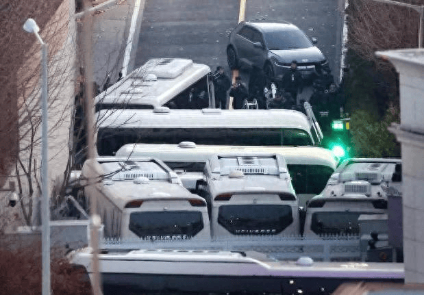 谁敢拦就抓谁！支持者被打，尹锡悦主动投降，但提了一个条件