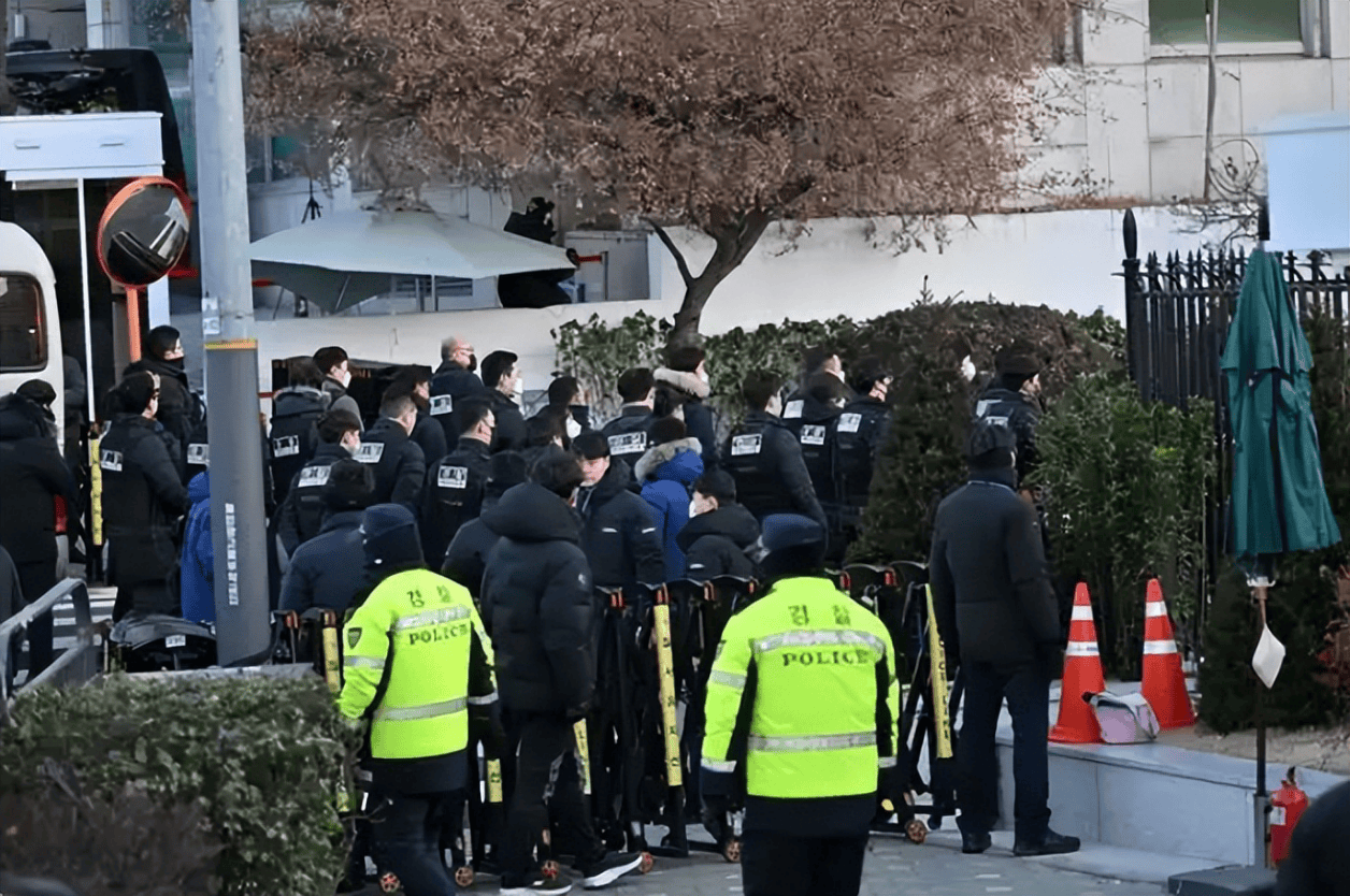 谁敢拦就抓谁！支持者被打，尹锡悦主动投降，但提了一个条件