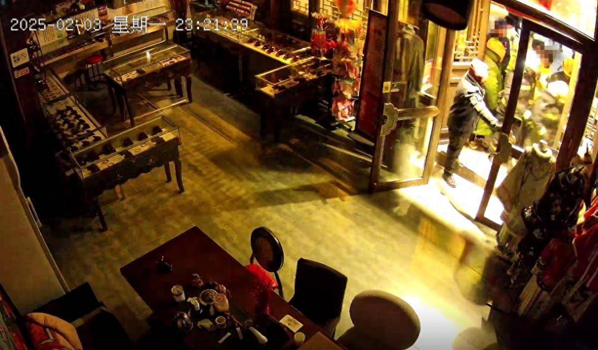 商户夜间闭店被撬锁开灯，亮化倡议咋搞成了强制？