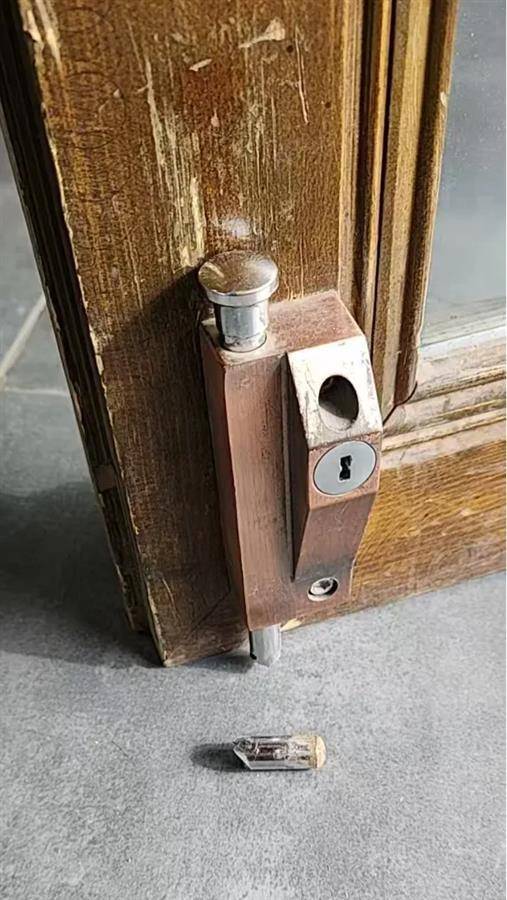 商户夜间闭店被撬锁开灯，亮化倡议咋搞成了强制？