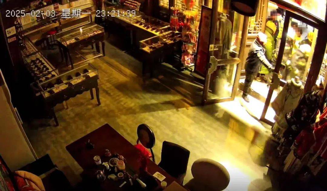 大同古城一店铺因未按要求彻夜亮灯被撬锁开灯，官方：不合适，正处理