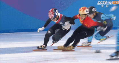 韩国队伸手犯规！王濛怒斥：这么多年了，还是不扒拉不会滑冰