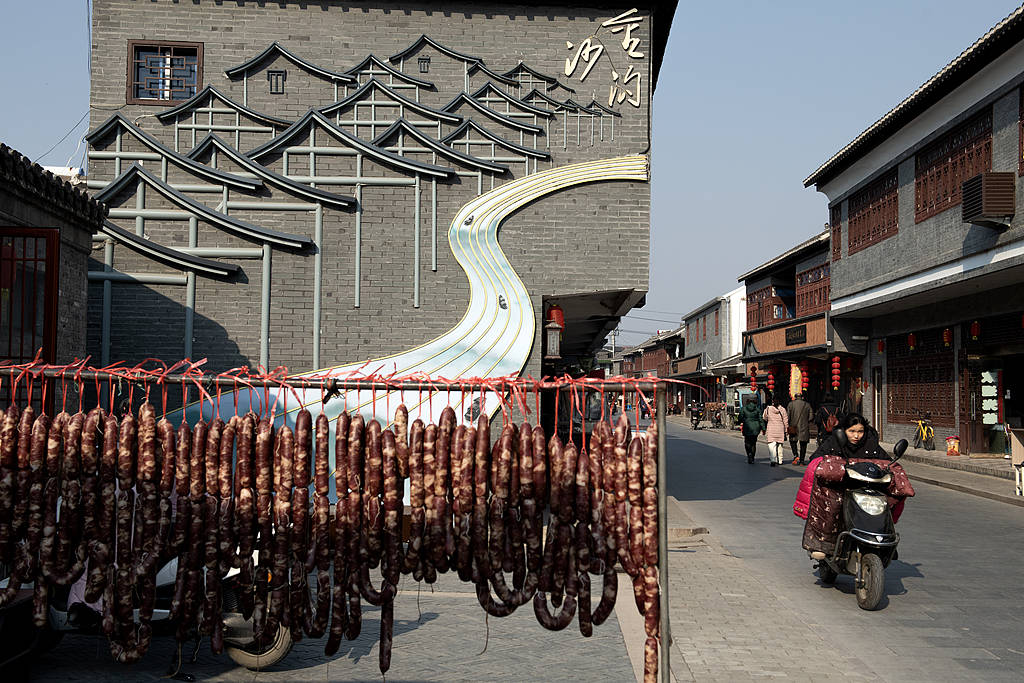 父母年货被子女扔垃圾箱？“留给环卫工”未尝不是种选择