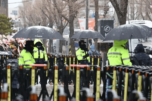 韩国一夜变天！尹锡悦逼中国买单，中方走了步妙棋，文在寅被迫出山