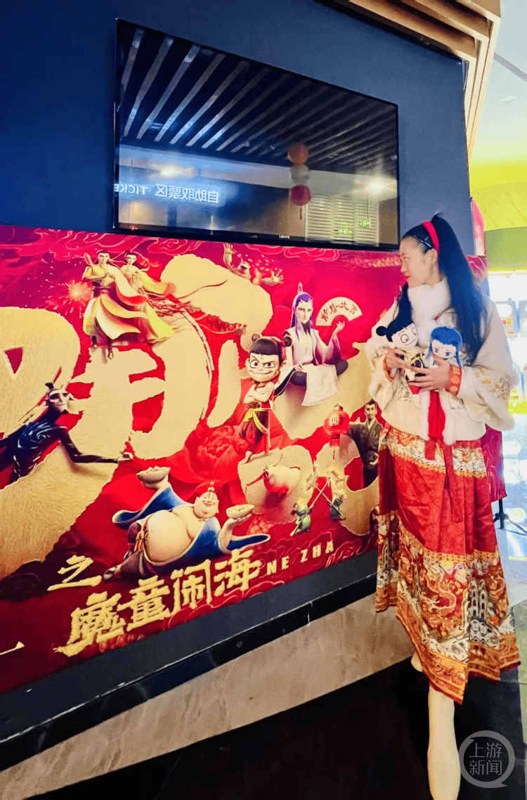 女留学生称回国看《哪吒2》8天连刷31场：最多一天看5场，感觉去世的妈妈一直在身边