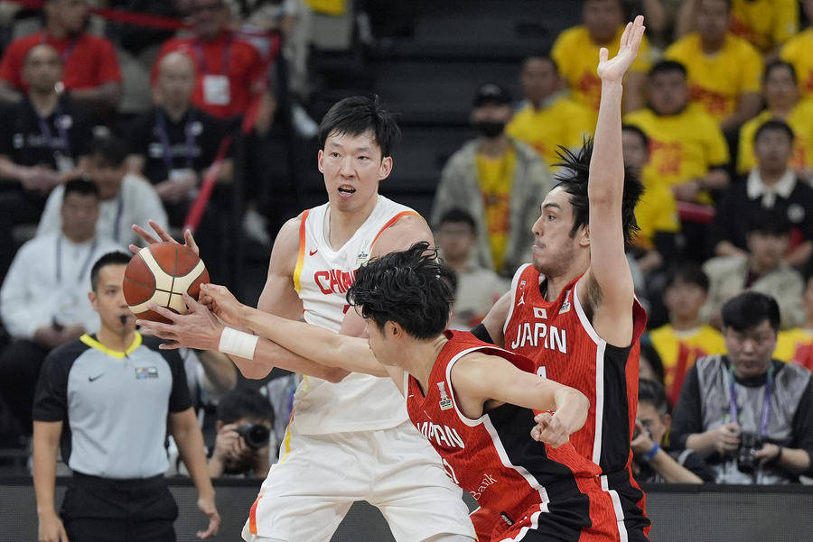 100:58!中国男篮大胜日本队,晋级2025亚洲杯正赛