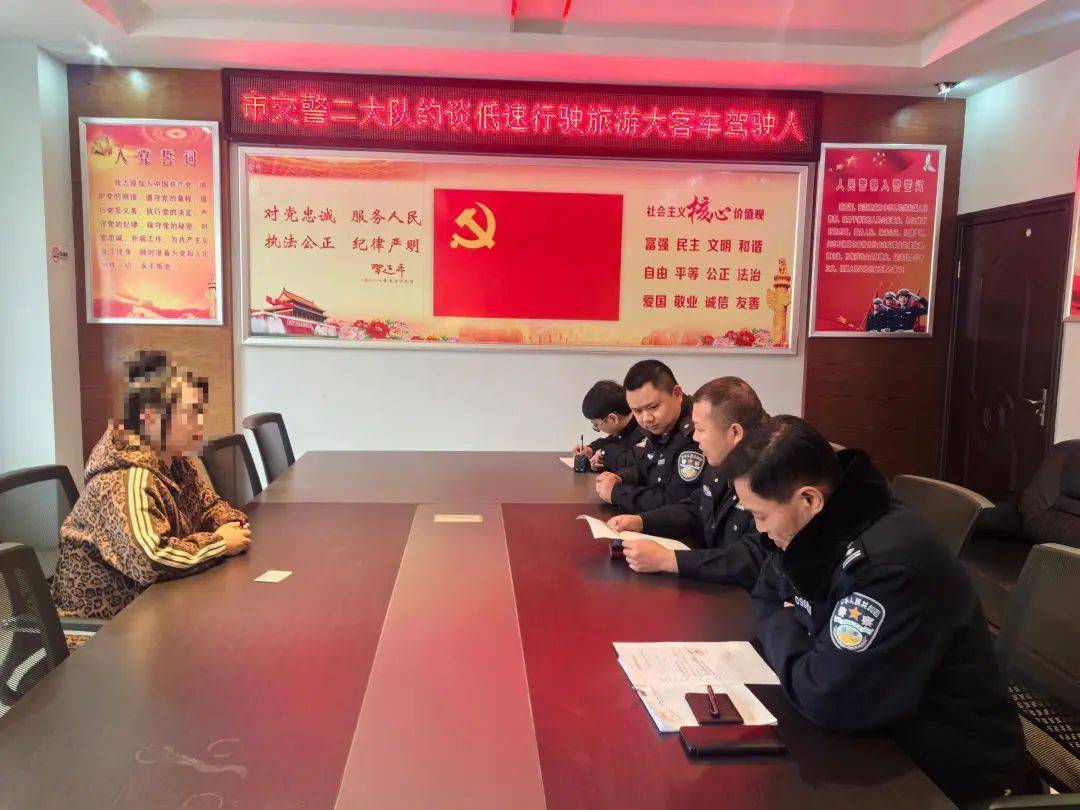 故意“龟速”开车，湖南一女司机被群众举报