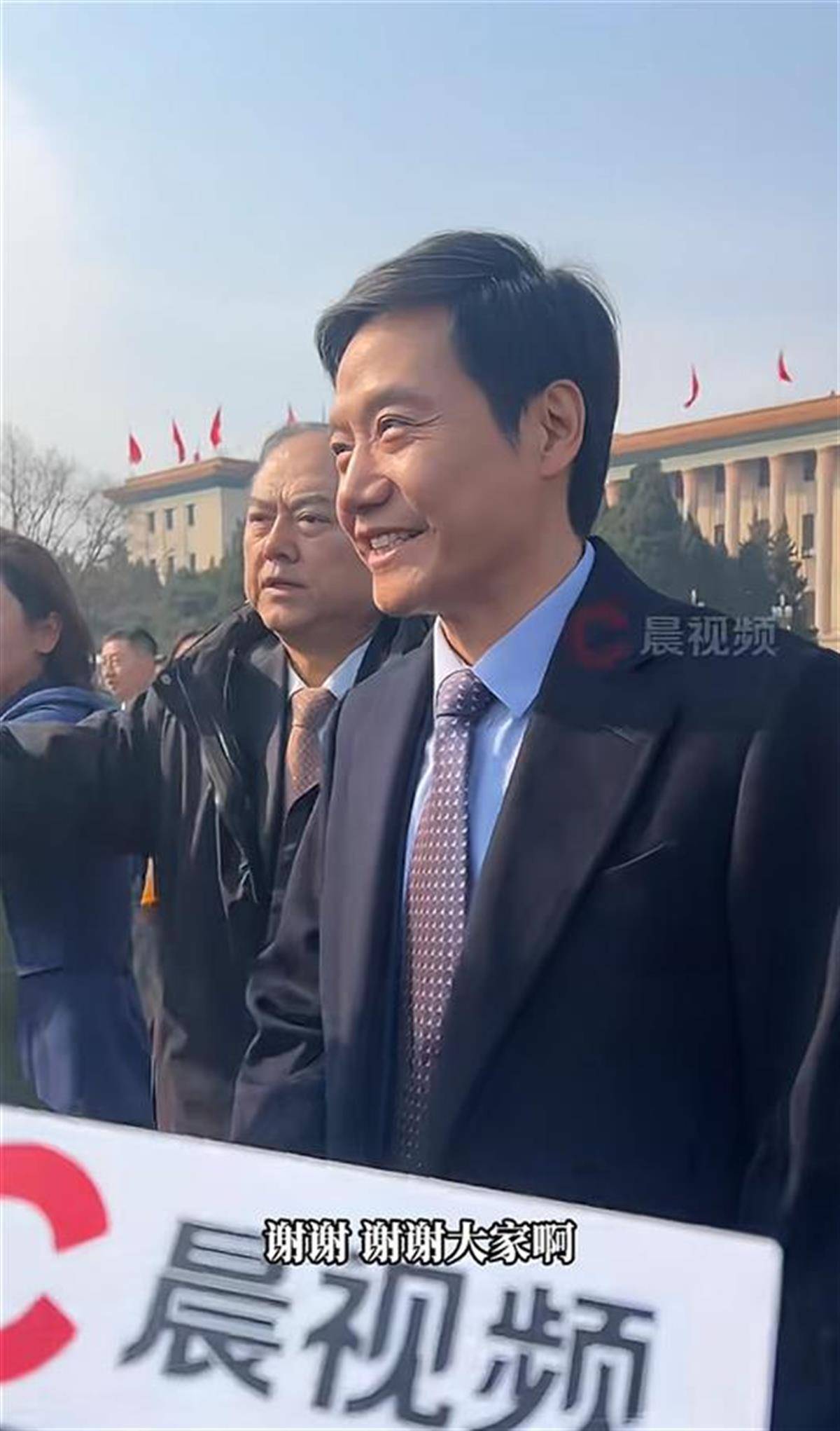 雷军走出会堂被团团围住，连说15句谢谢，记者打趣“接受采访就买 SU7”