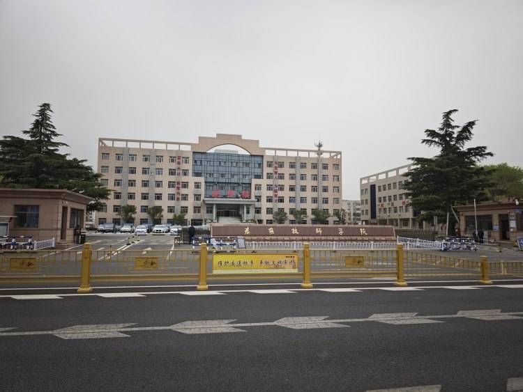 山东一任教31年教师临近退休突遭解聘，学校回应