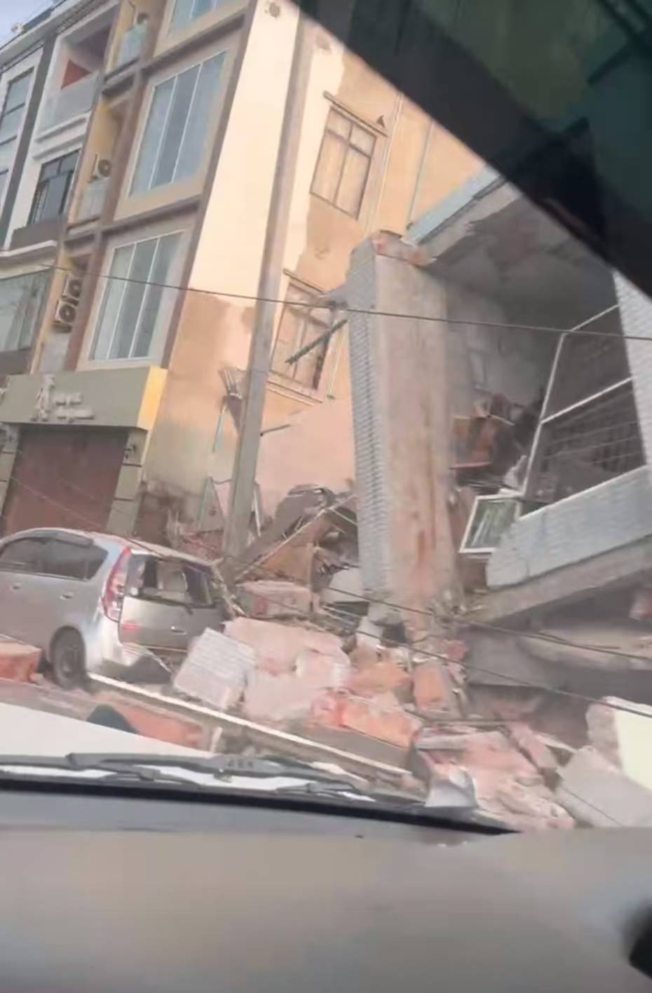 “太想回国了!”湖南商人哽咽讲述撤离曼德勒:连开十多小时不敢停,途中遭遇持枪收费