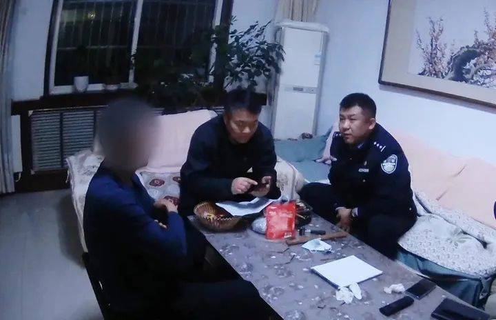 山东一男子在不同银行取现7万元后，警方上门了