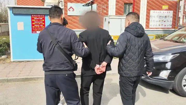 山东一男子在不同银行取现7万元后，警方上门了