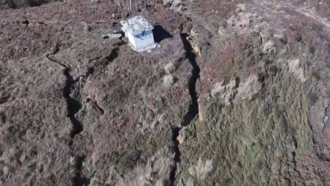 大山惊现6条裂缝，附近100多户居民害怕垮塌晚上不敢睡觉！和煤矿开采有关！当地回应……