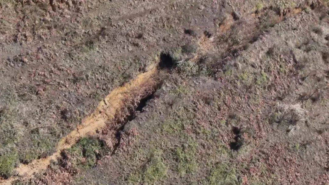 大山惊现6条裂缝，附近100多户居民害怕垮塌晚上不敢睡觉！和煤矿开采有关！当地回应……