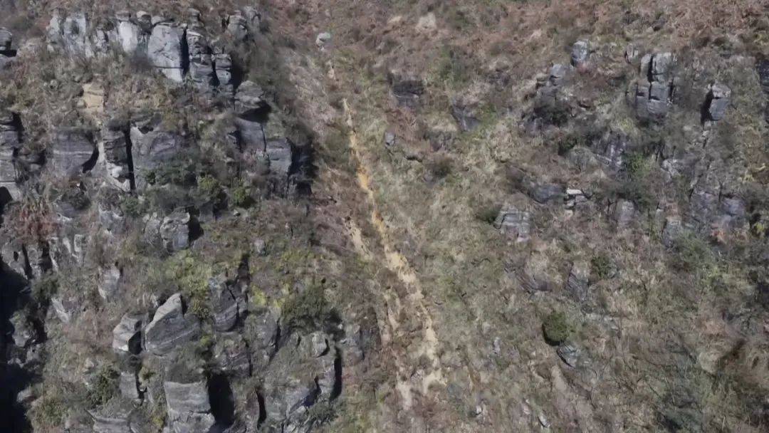 大山惊现6条裂缝，附近100多户居民害怕垮塌晚上不敢睡觉！和煤矿开采有关！当地回应……