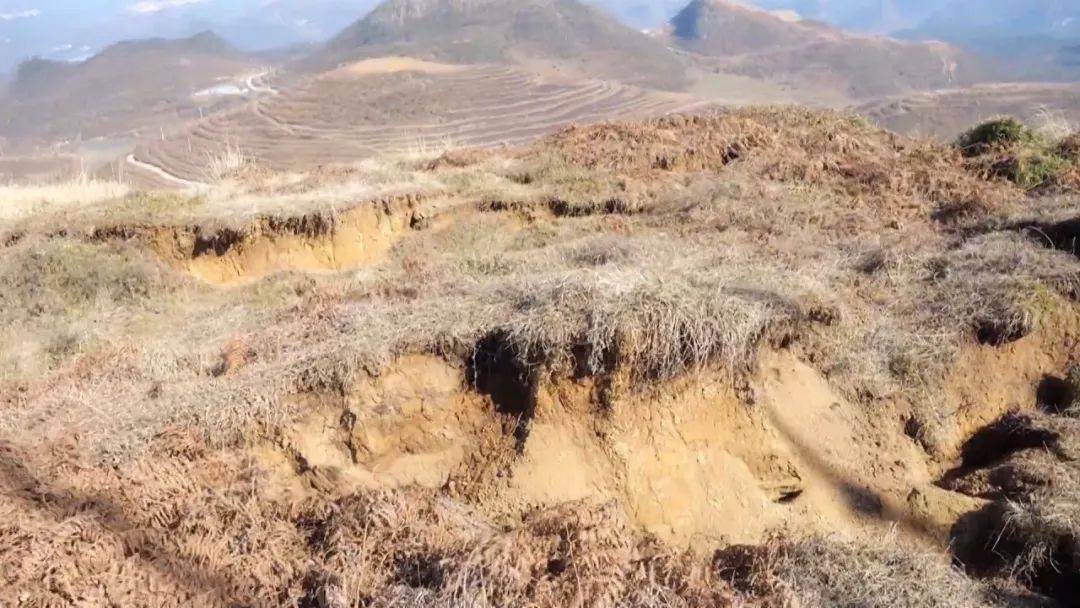 大山惊现6条裂缝，附近100多户居民害怕垮塌晚上不敢睡觉！和煤矿开采有关！当地回应……