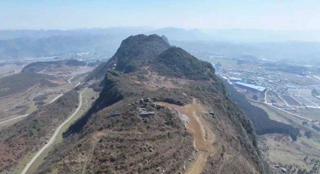 大山惊现6条裂缝，附近100多户居民害怕垮塌晚上不敢睡觉！和煤矿开采有关！当地回应……