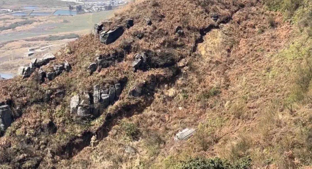 大山惊现6条裂缝，附近100多户居民害怕垮塌晚上不敢睡觉！和煤矿开采有关！当地回应……