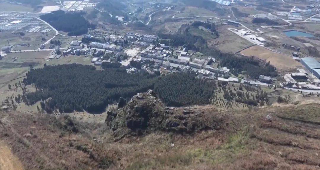 大山惊现6条裂缝，附近100多户居民害怕垮塌晚上不敢睡觉！和煤矿开采有关！当地回应……