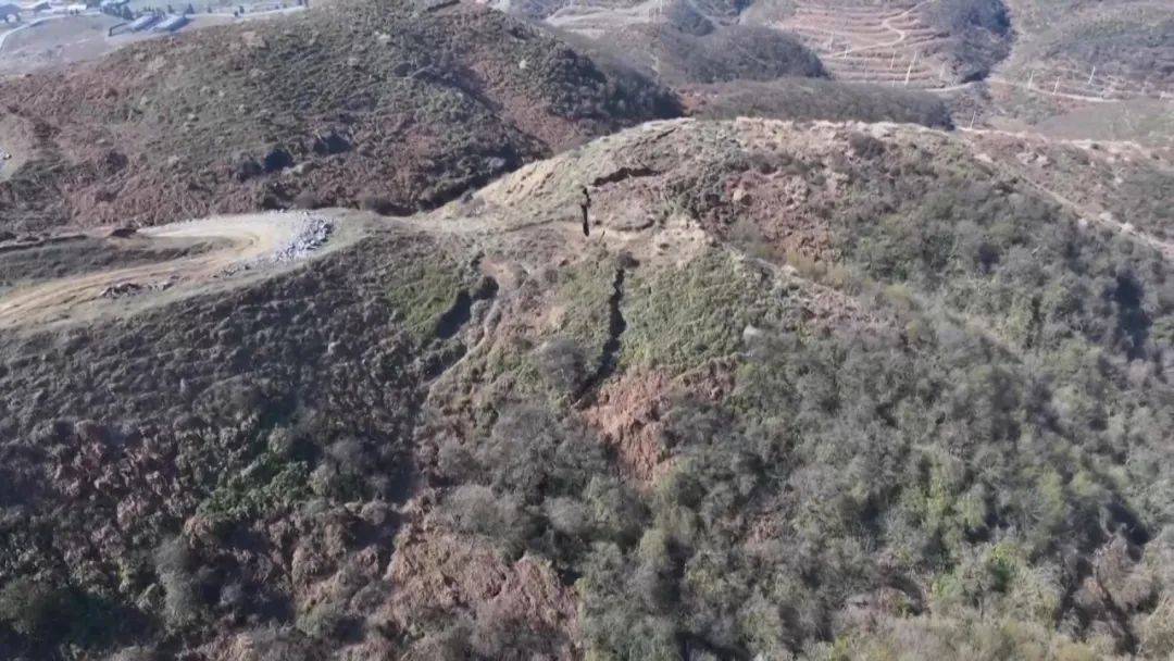 大山惊现6条裂缝，附近100多户居民害怕垮塌晚上不敢睡觉！和煤矿开采有关！当地回应……