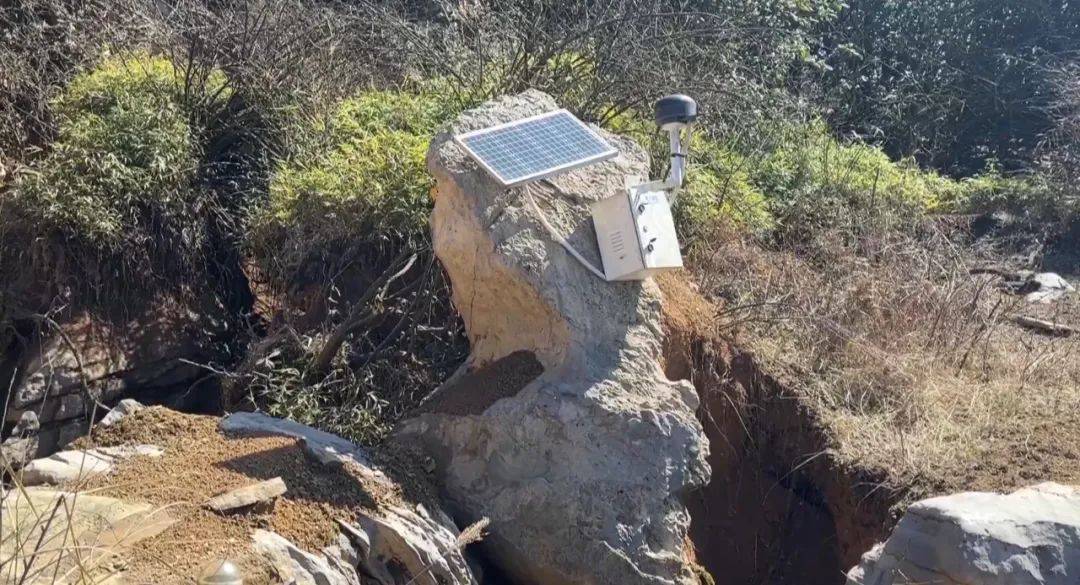 大山惊现6条裂缝，附近100多户居民害怕垮塌晚上不敢睡觉！和煤矿开采有关！当地回应……