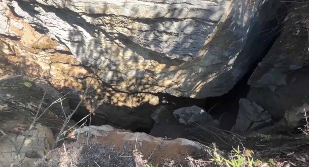 大山惊现6条裂缝，附近100多户居民害怕垮塌晚上不敢睡觉！和煤矿开采有关！当地回应……