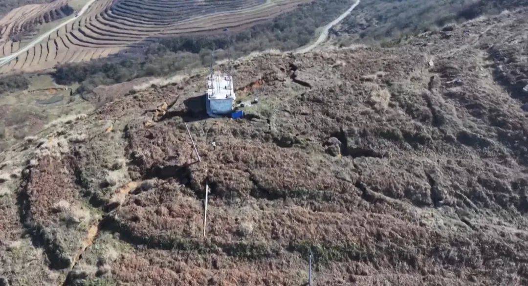 大山惊现6条裂缝，附近100多户居民害怕垮塌晚上不敢睡觉！和煤矿开采有关！当地回应……