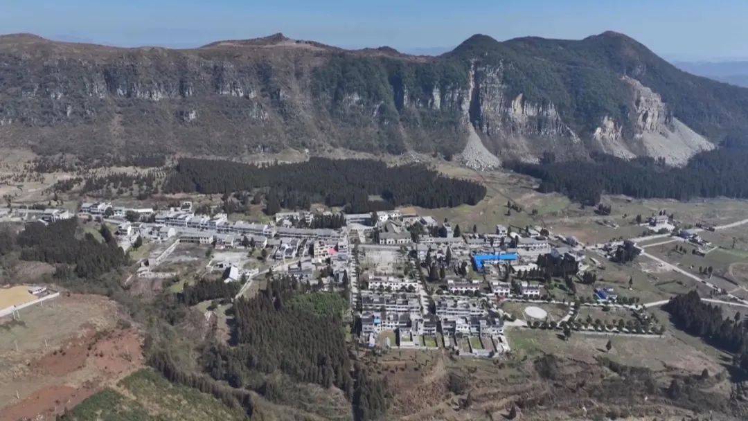 大山惊现6条裂缝，附近100多户居民害怕垮塌晚上不敢睡觉！和煤矿开采有关！当地回应……