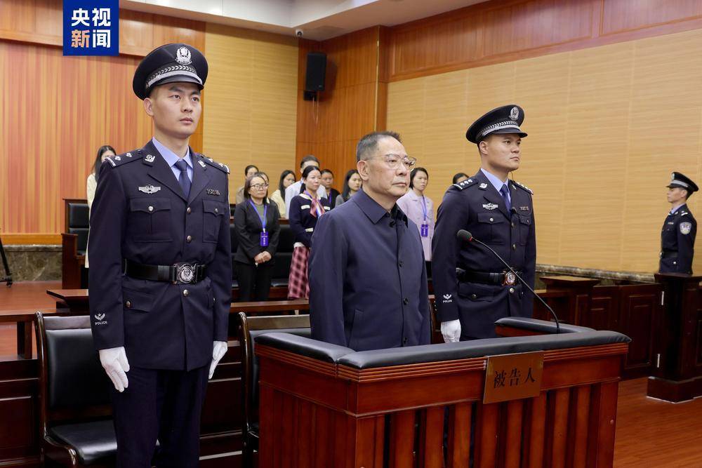 贪污案中的“数额特别巨大”，具体是多少钱？为何贪官极少被判处死刑立即执行？