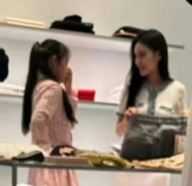 大S儿女回北京，张兰拉着小玥儿逛街，网友夸汪小菲好帅