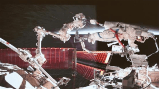 太阳翼才修好没多久，又有“敌”撞过来了？3名航天员紧急加防